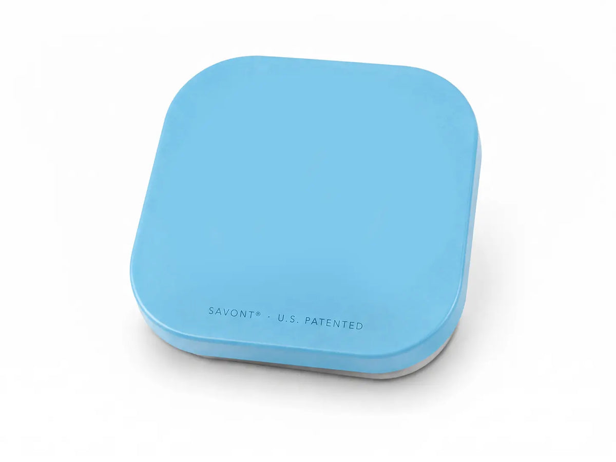 Couvercle de boîte à savon AirBox bleu clair avec cercle blanc bordé de bleu et inscription Your Brand